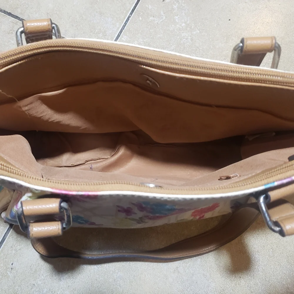 White Multi-compartment Floral Shoulder Bag - Picture 3 of 9